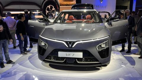 Ảnh thực tế bộ đôi VinFast VF 6 và VF 7 tại Triển lãm Los Angeles Auto Show 2022