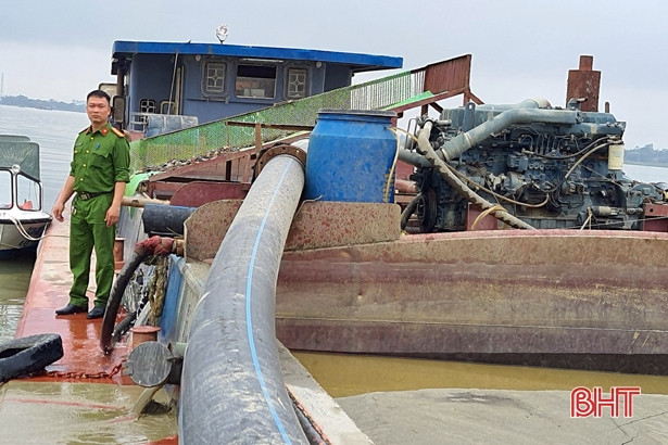 Bắt giữ tàu vỏ thép khai thác cát trái phép trên sông Lam