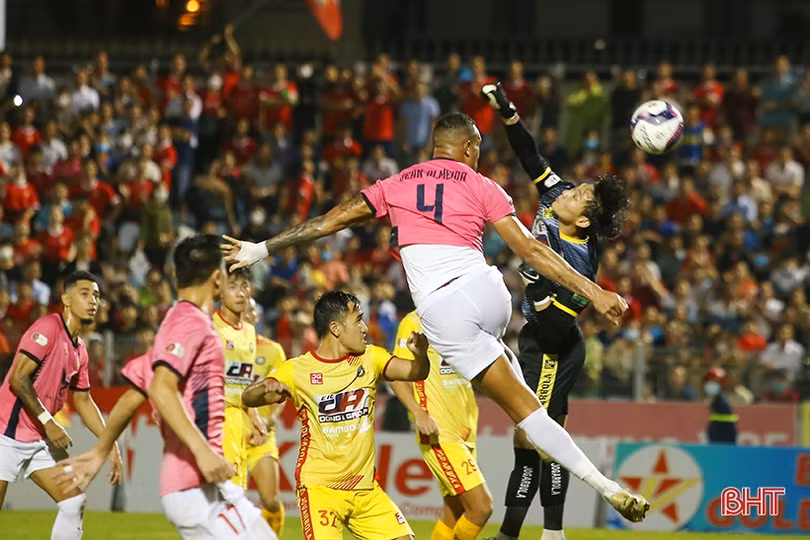 Hồng Lĩnh Hà Tĩnh ở lại V.League sau chiến thắng 2-1 trên sân nhà