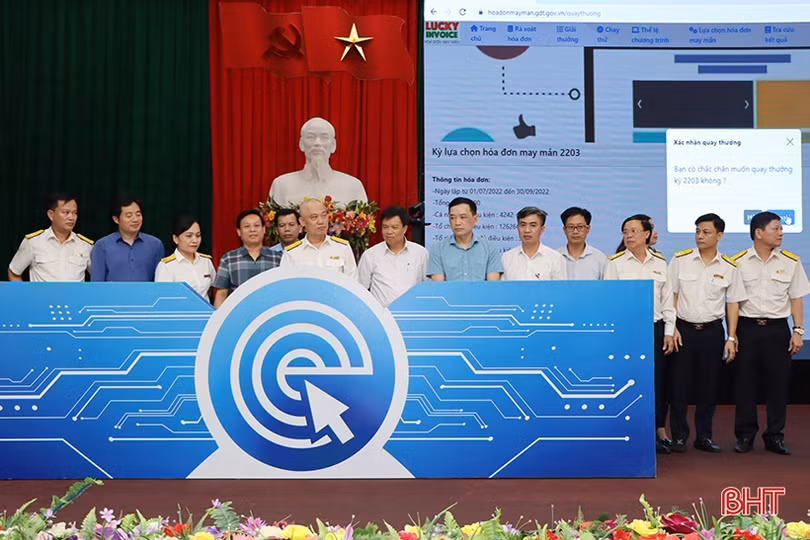 Người đàn ông ở TP Hà Tĩnh trúng “hóa đơn may mắn”