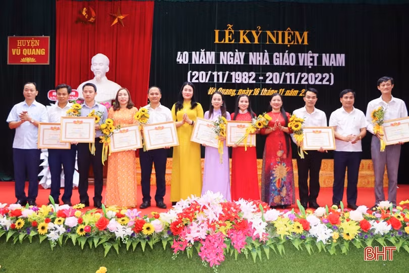 Vũ Quang gặp mặt nhân kỷ niệm 40 năm Ngày Nhà giáo Việt Nam