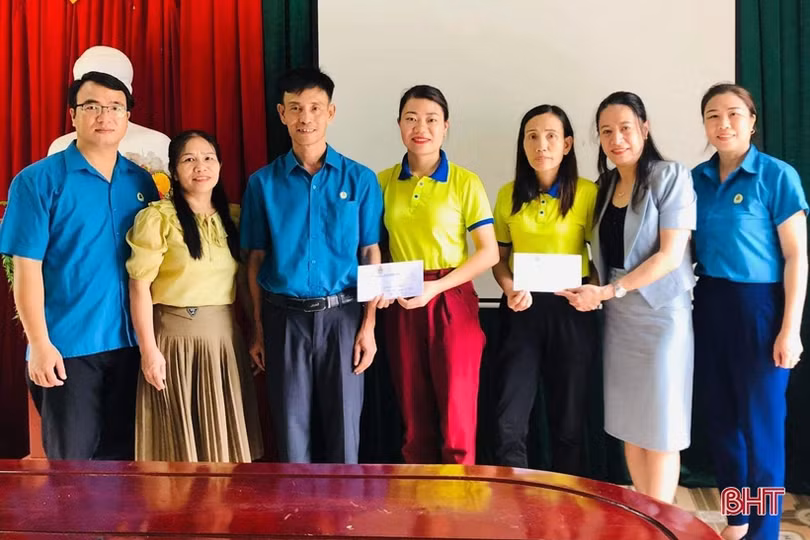 Công đoàn Hà Tĩnh thăm hỏi, tặng quà giáo viên có hoàn cảnh khó khăn