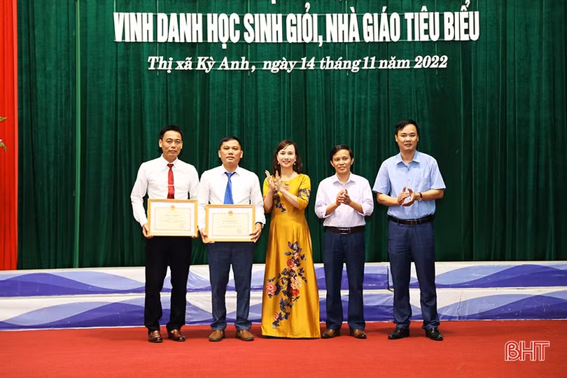 Thị xã Kỳ Anh vinh danh 243 học sinh, giáo viên tiêu biểu