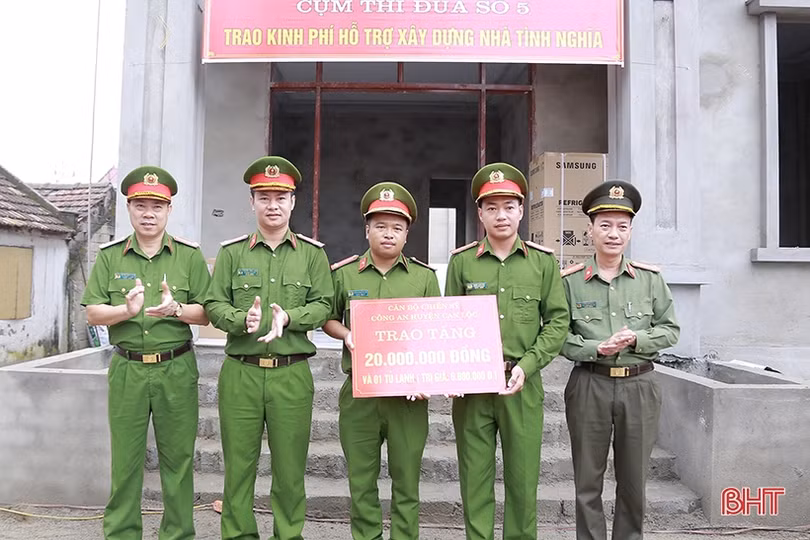 Cụm thi đua số 5 - Bộ Công an trao hỗ trợ xây dựng nhà tình nghĩa ở Lộc Hà