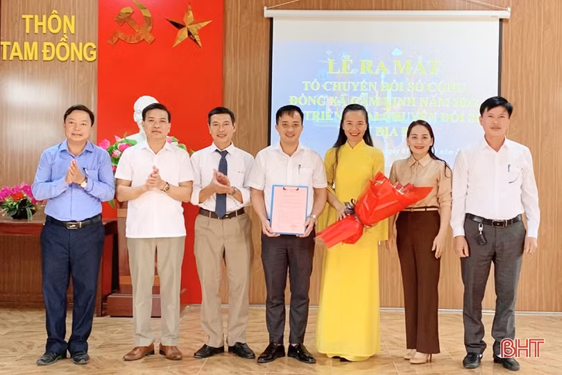 Cầm tay, chỉ việc, giúp người dân Hà Tĩnh “chuyển đổi số”