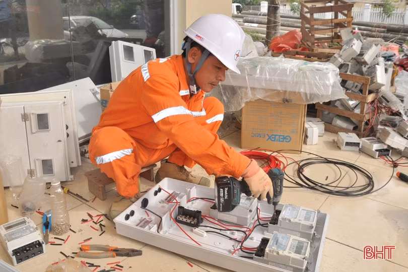 Điện lực Hà Tĩnh lắp đặt trên 122.200 công tơ điện tử có gắn thiết bị đo xa