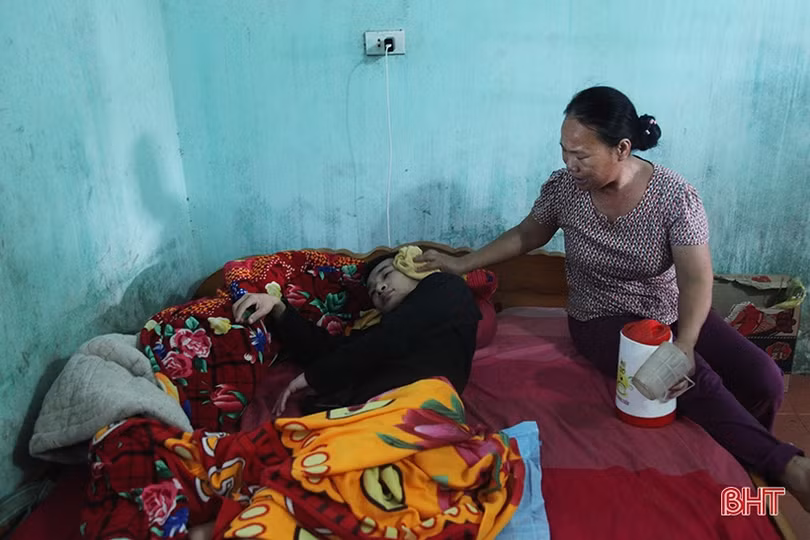 Ngăn sạt lở trên đường ven biển Hà Tĩnh