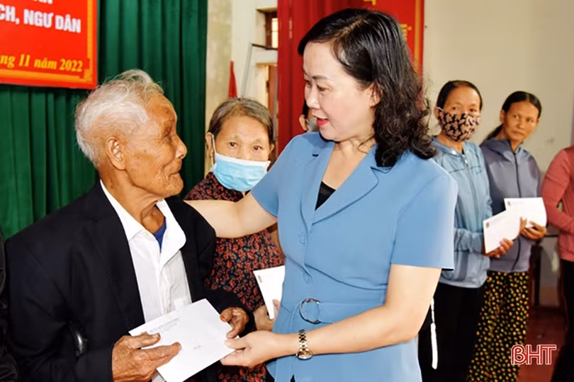 Cảnh sát biển đồng hành cùng ngư dân Hà Tĩnh vượt khó