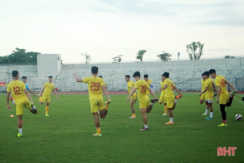 Cầu thủ Đông Á Thanh Hóa làm quen sân Hà Tĩnh