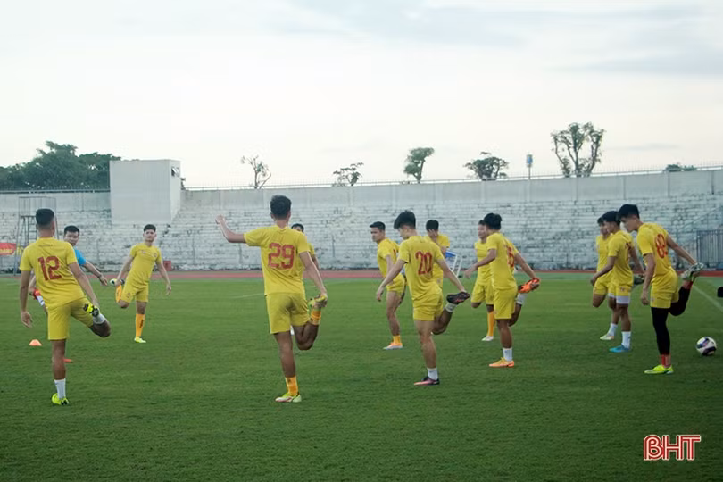 Cầu thủ Đông Á Thanh Hóa làm quen sân Hà Tĩnh