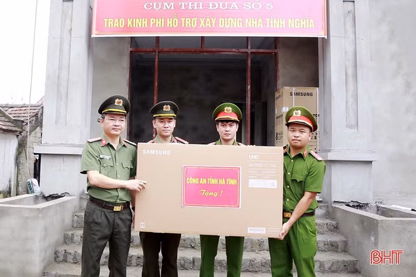 Cụm thi đua số 5 - Bộ Công an trao hỗ trợ xây dựng nhà tình nghĩa ở Lộc Hà