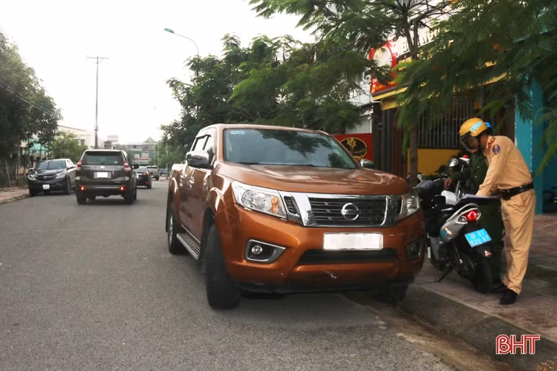 TP Hà Tĩnh: 2 tuần, dán thông báo phạt nguội 100 trường hợp dừng, đỗ sai quy định