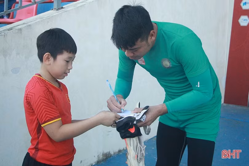 Cầu thủ Đông Á Thanh Hóa làm quen sân Hà Tĩnh