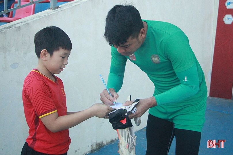 Cầu thủ Đông Á Thanh Hóa làm quen sân Hà Tĩnh