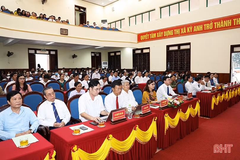 Thị xã Kỳ Anh vinh danh 243 học sinh, giáo viên tiêu biểu