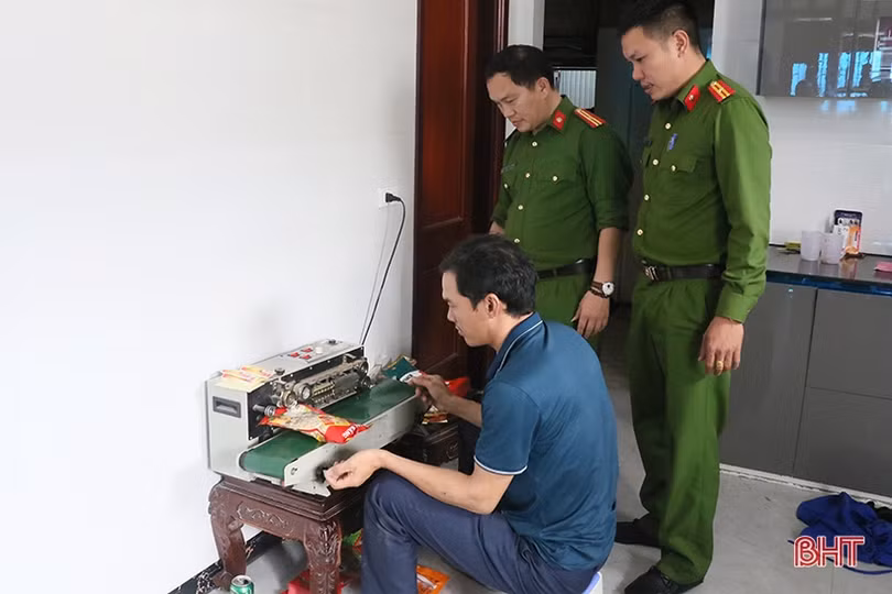 Hà Tĩnh: Phát hiện cơ sở tự đóng gói bimbim, bánh tráng trộn bán ra thị trường