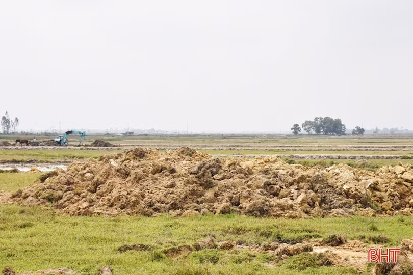 Sớm có phương án sử dụng gần 4.000 m<sup>3 </sup>đất dôi dư sau cải tạo đồng ruộng ở Lộc Hà