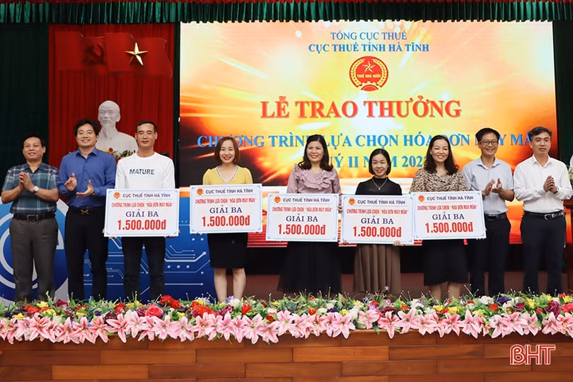 Người đàn ông ở TP Hà Tĩnh trúng “hóa đơn may mắn”