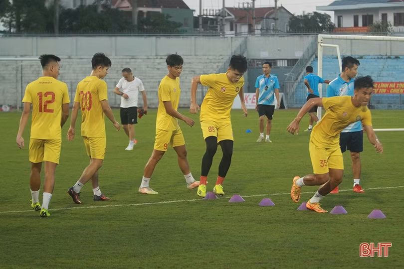Cầu thủ Đông Á Thanh Hóa làm quen sân Hà Tĩnh