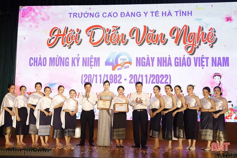 Trường Cao đẳng Y tế Hà Tĩnh sôi nổi mừng Ngày Nhà giáo Việt Nam