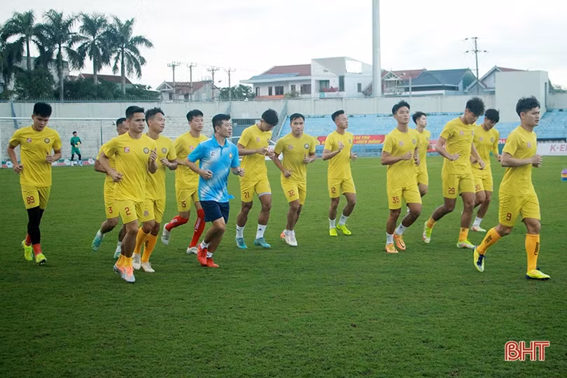 Cầu thủ Đông Á Thanh Hóa làm quen sân Hà Tĩnh
