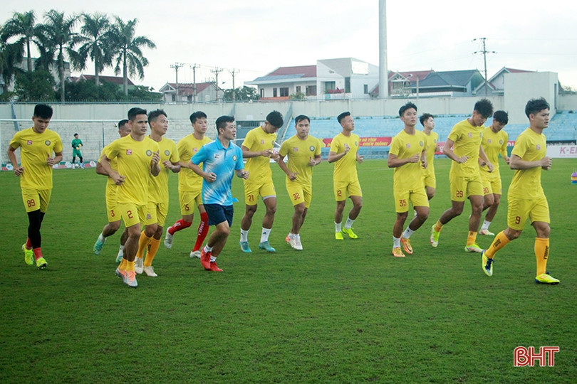 Cầu thủ Đông Á Thanh Hóa làm quen sân Hà Tĩnh