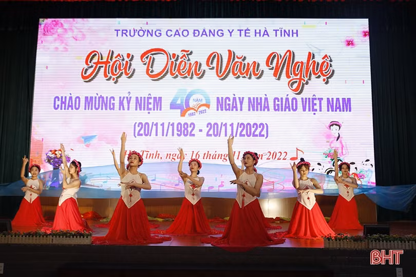 Trường Cao đẳng Y tế Hà Tĩnh sôi nổi mừng Ngày Nhà giáo Việt Nam
