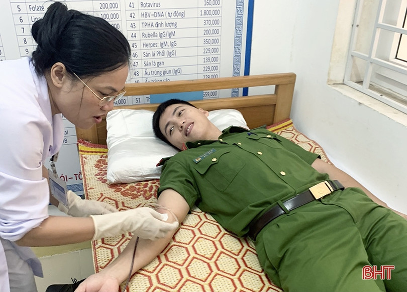 2 thượng úy Công an Hà Tĩnh hiến máu cứu người