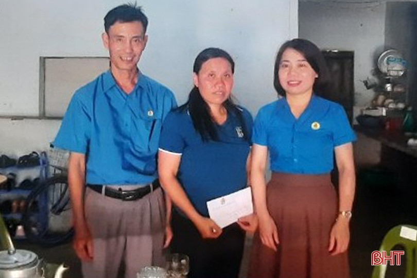 Công đoàn Hà Tĩnh thăm hỏi, tặng quà giáo viên có hoàn cảnh khó khăn