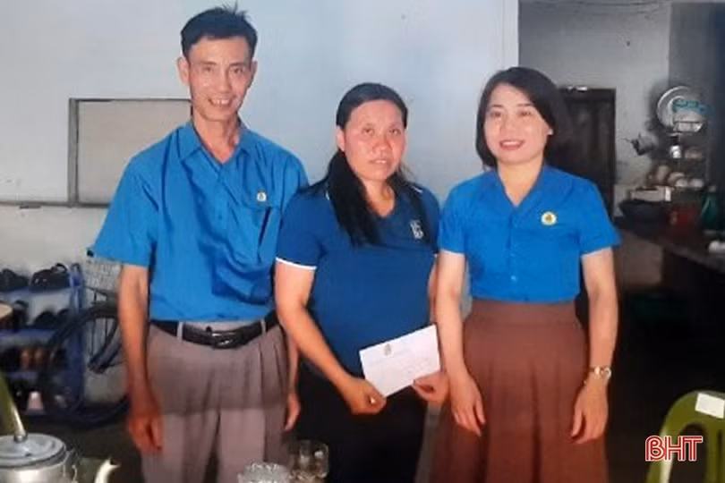 Công đoàn Hà Tĩnh thăm hỏi, tặng quà giáo viên có hoàn cảnh khó khăn