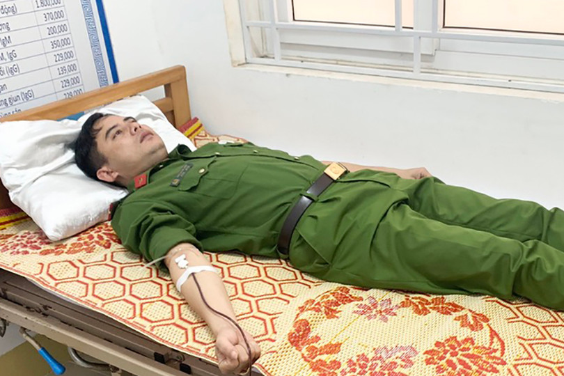2 thượng úy Công an Hà Tĩnh hiến máu cứu người