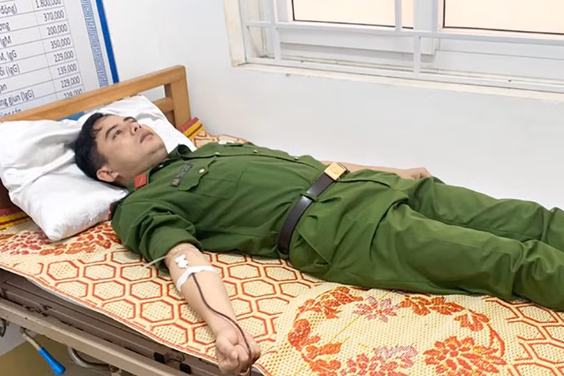 2 thượng úy Công an Hà Tĩnh hiến máu cứu người