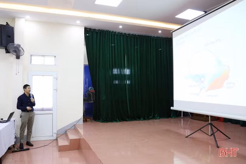 Bác sỹ Hà Tĩnh được hướng dẫn điều trị các bệnh tai mũi họng