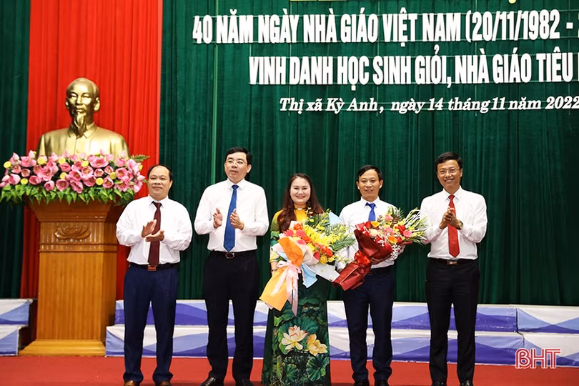 Thị xã Kỳ Anh vinh danh 243 học sinh, giáo viên tiêu biểu