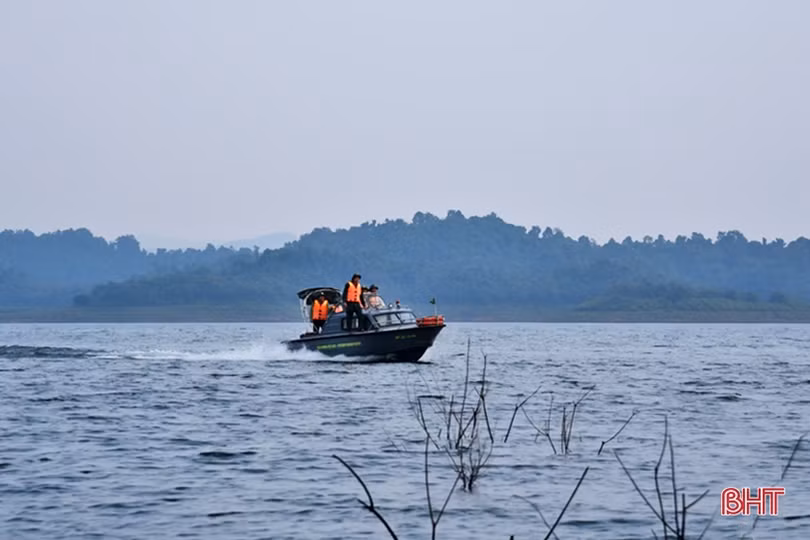 Bảo vệ biên giới gắn với giữ rừng, kiểm soát vùng lòng hồ Ngàn Trươi - Cẩm Trang