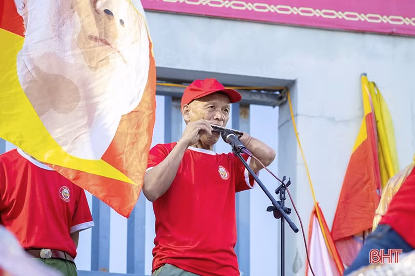 Người “tiếp lửa” cho đội bóng Hồng Lĩnh Hà Tĩnh bằng điệu kèn Harmonica