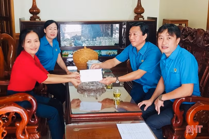 Công đoàn Hà Tĩnh thăm hỏi, tặng quà giáo viên có hoàn cảnh khó khăn