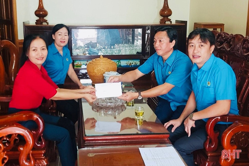 Công đoàn Hà Tĩnh thăm hỏi, tặng quà giáo viên có hoàn cảnh khó khăn