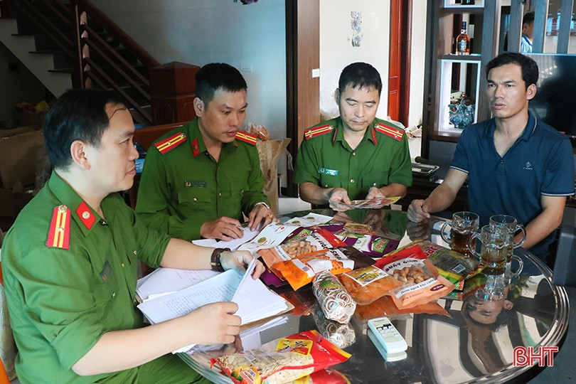 Hà Tĩnh: Phát hiện cơ sở tự đóng gói bimbim, bánh tráng trộn bán ra thị trường