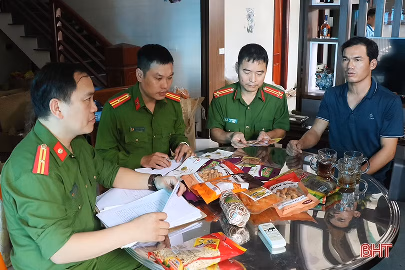 Hà Tĩnh: Phát hiện cơ sở tự đóng gói bimbim, bánh tráng trộn bán ra thị trường