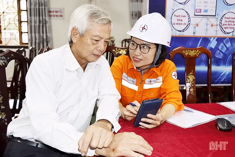 Cầm tay, chỉ việc, giúp người dân Hà Tĩnh “chuyển đổi số”