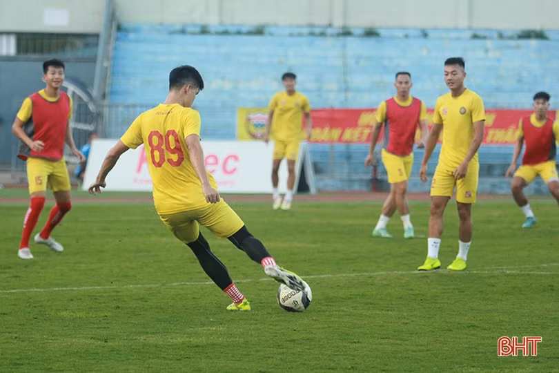Cầu thủ Đông Á Thanh Hóa làm quen sân Hà Tĩnh