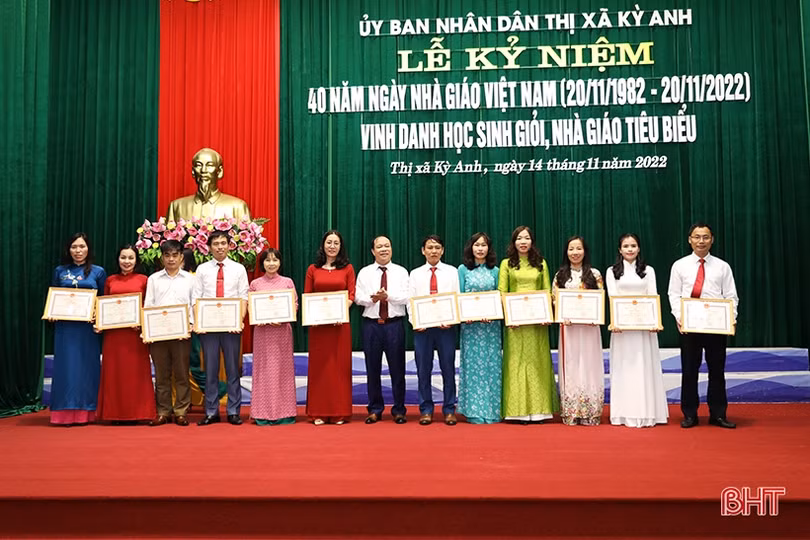 Thị xã Kỳ Anh vinh danh 243 học sinh, giáo viên tiêu biểu