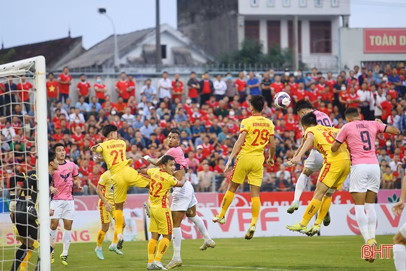 Hồng Lĩnh Hà Tĩnh ở lại V.League sau chiến thắng 2-1 trên sân nhà