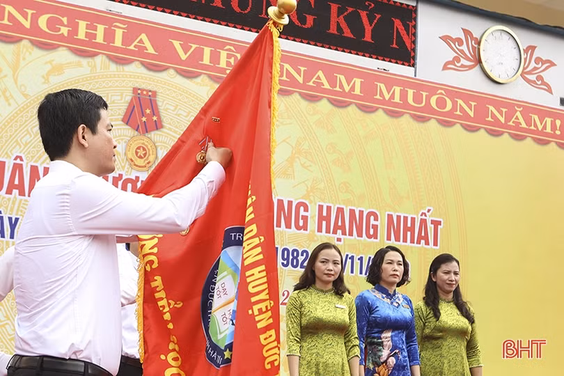 Trường Tiểu học thị trấn Đức Thọ đón nhận Huân chương Lao động hạng Nhất