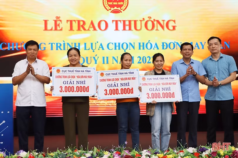 Người đàn ông ở TP Hà Tĩnh trúng “hóa đơn may mắn”