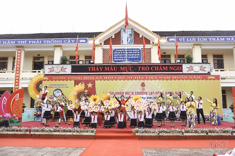 Trường Tiểu học thị trấn Đức Thọ đón nhận Huân chương Lao động hạng Nhất