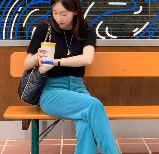 Gợi ý 10 cách biến hóa phong cách với quần nhung ấm áp, sang trọng mà trẻ trung hơn hẳn