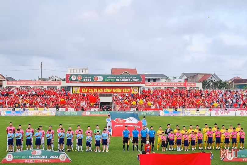 Hồng Lĩnh Hà Tĩnh ở lại V.League sau chiến thắng 2-1 trên sân nhà