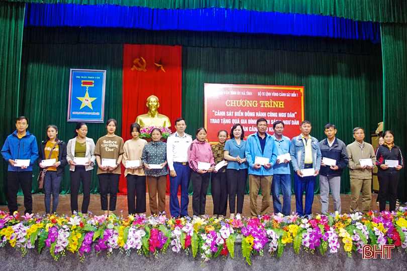 Cảnh sát biển đồng hành cùng ngư dân Hà Tĩnh vượt khó